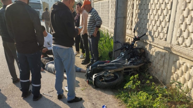 Bursa'da bir evin bahçe duvarına çarpan motosiklet sürücüsü yaralandı