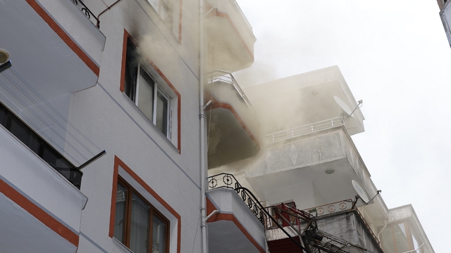 Arhavi'de evde çıkan yangın söndürüldü