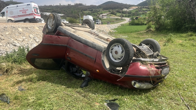 Tokat'ta tarlaya devrilen otomobildeki 2 kişi yaralandı