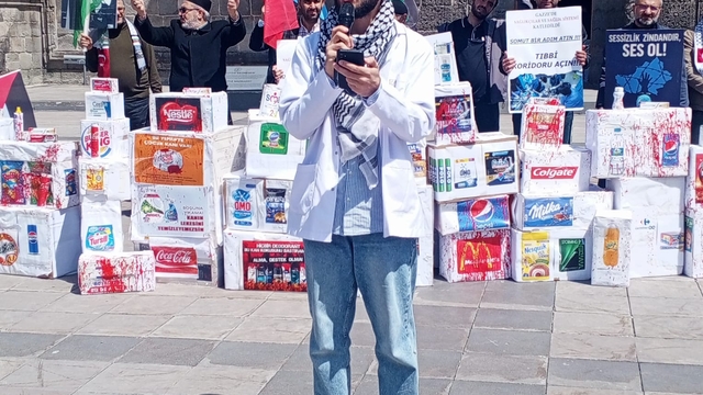 Erzurum'da sağlıkçılar sessiz yürüyüşlerini 76'ncı haftasında sürdürdü