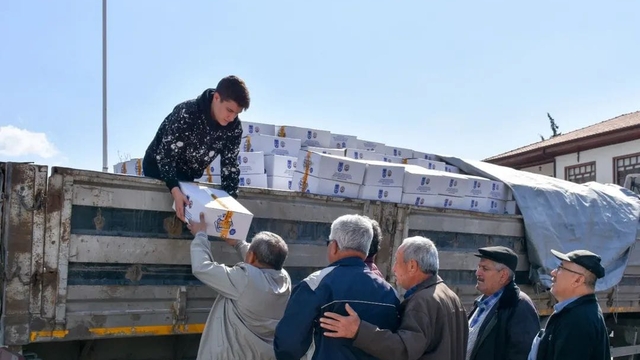 Nallıhan'da üreticilere arı yemi desteği
