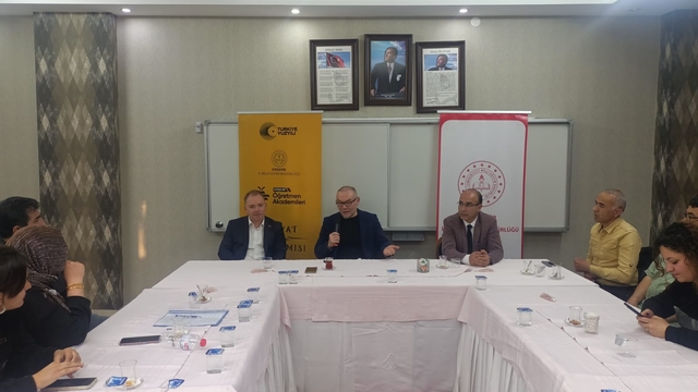 Kırşehir'de Türk edebiyatı ve biyografinin önemi konuşuldu