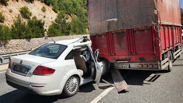 Balıkesir'de kamyonete çarpan otomobildeki 3 kişi yaralandı