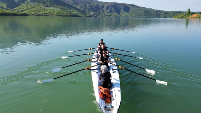 Tunceli Valisi Tekbıyıkoğlu, Uzunçayır Baraj Gölü'nde kürek çekti