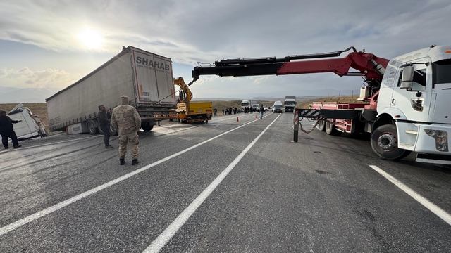 Van'da şarampole devrilen tırın sürücüsü yaralandı