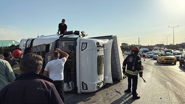 Kocaeli'de devrilen tır D-100 kara yolunda ulaşımı aksattı