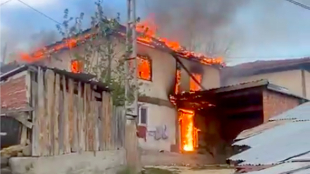 Karabük'te çıkan yangında 2 katlı ev kullanılmaz hale geldi