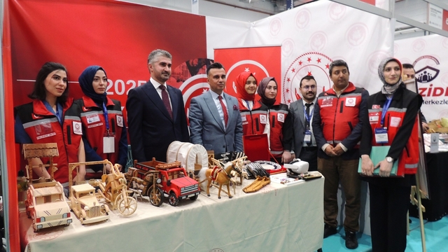 Aile ve Sosyal Hizmetler Bakan Yardımcısı Tarıkdaroğlu, engelli bireylerin eserlerini inceledi