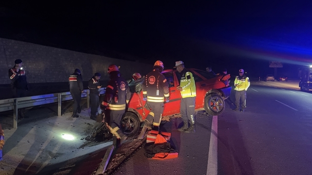Kocaeli'de bariyere çarpan otomobildeki 2 kişi öldü