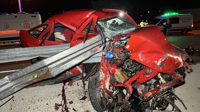 Kocaeli'de otomobil bariyere çarptı; 2 ölü