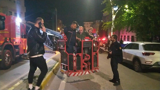 Kocaeli'de binada çıkan yangnıda mahsur kalan 17 kişi kurtarıldı