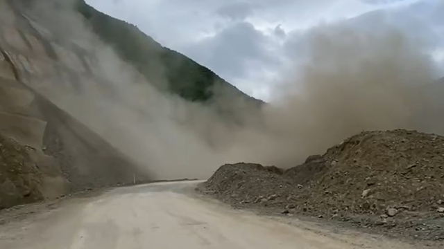 Artvin'de heyelan nedeniyle karayolu kapandı; o anlar kamerada