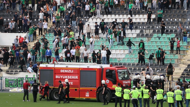 Denizlispor ilk kez amatöre düştü, taraftar stadı yaktı