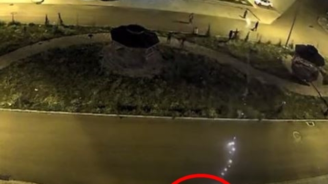 Park halindeki araçtaki yangına havai fişek neden olmuş