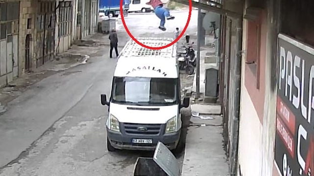 2 yaşındaki Muhammed, 2'nci kattan çöp konteynerine düştü; o anlar kamerada