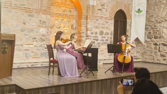 Bursa'da Terra Trio müzik grubu konser verdi