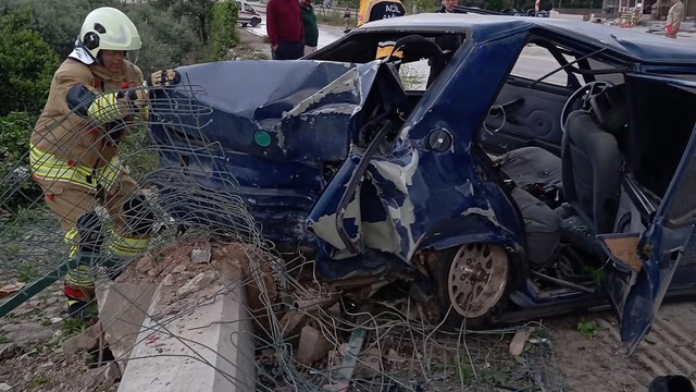 Samandağ'da kaldırıma çarpan otomobildeki 4 kişi yaralandı