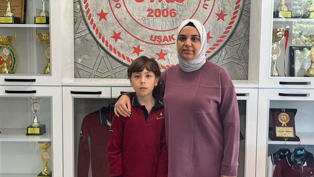 Öğretmen nefes borusuna ekmek kaçan öğrencisini Heimlich manevrasıyla kurtardı