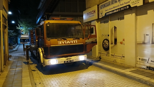 Taşova'da çatıda mahsur kalan kediyi itfaiye kurtardı
