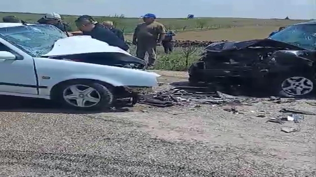 Hafif ticari araçla otomobil kafa kafaya çarpıştı; 1 ölü, 1 yaralı