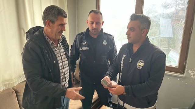 Tokat'ta zabıta ekipleri bulduğu parayı sahibine teslim etti