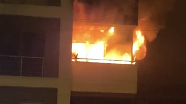 Uzaklaştırma kararı bulunan eşiyle telefonda tartıştıktan sonra evi yaktı