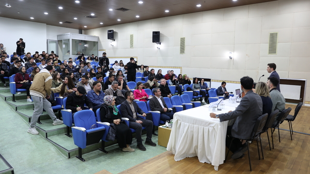 Kırklareli Üniversitesinde "Sahada ve Stüdyoda Habercilik" anlatıldı