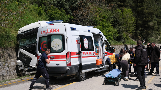 Kastamonu'da duvara çarpan tırdaki 2 kişi yaralandı