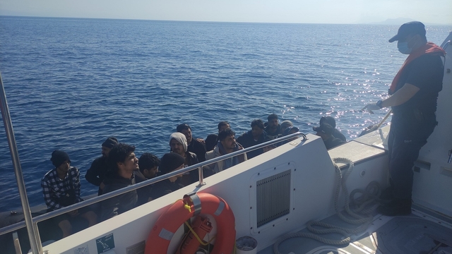 Muğla açıklarında 17 düzensiz göçmen kurtarıldı