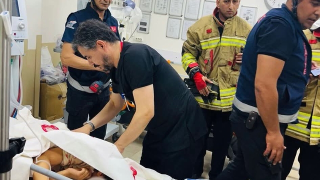 Hatay'da yüksekten düşen çocuğun beline demir çubuk saplandı
