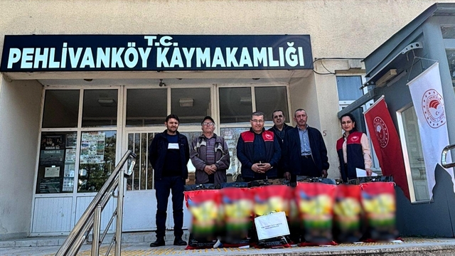 Kırklareli'nde çiftçilere kuraklığa dayanıklı sorgum otu tohumu dağıtıldı