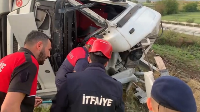 Otoyolda devrilen TIR'ın şoförü öldü