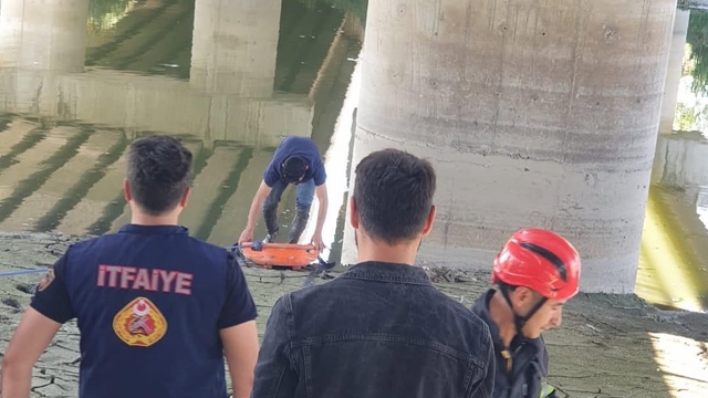 Hatay'da çamurda mahsur kalan kişiyi itfaiye ekibi kurtardı