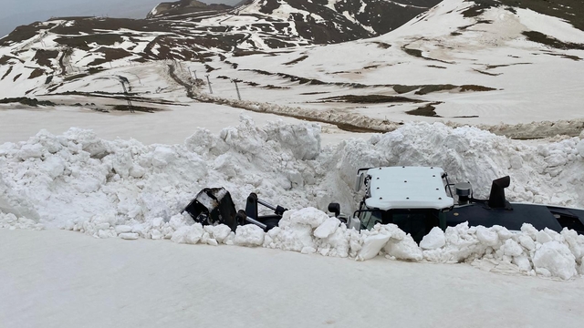 Hakkari'de yüksek kesimlerde karla mücadele sürüyor