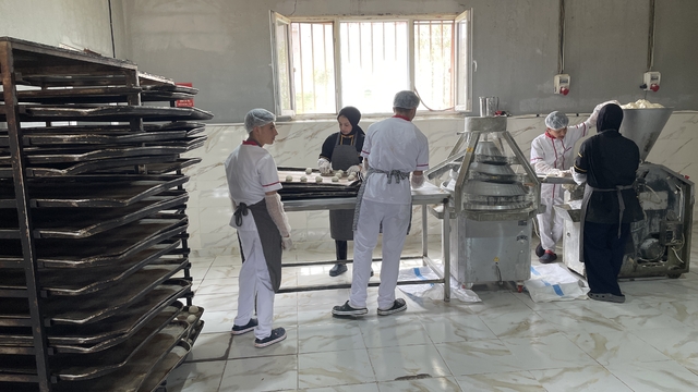 Şanlıurfa'da öğrenciler, taşımalı ve yatılı eğitim veren okullara günlük 16 bin ekmek üretiyor