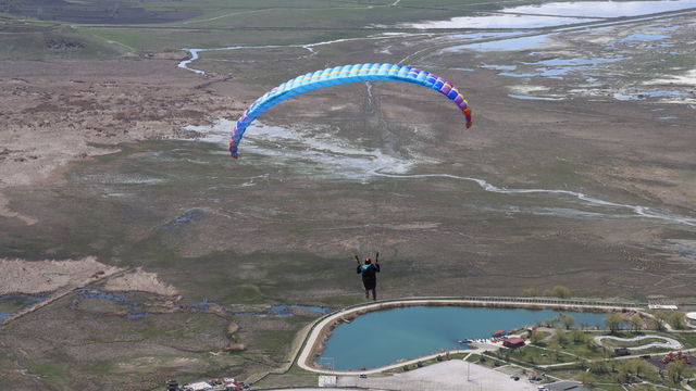 Erzincan'da yamaç paraşütü tutkunları, önce VR gözlükle sanal sonra gerçek uçuşla stres atıyor