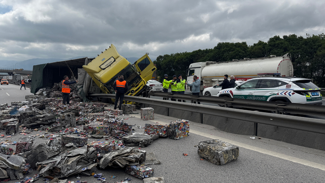 Anadolu Otoyolu'nun Kocaeli kesiminde devrilen tır ulaşımı aksattı