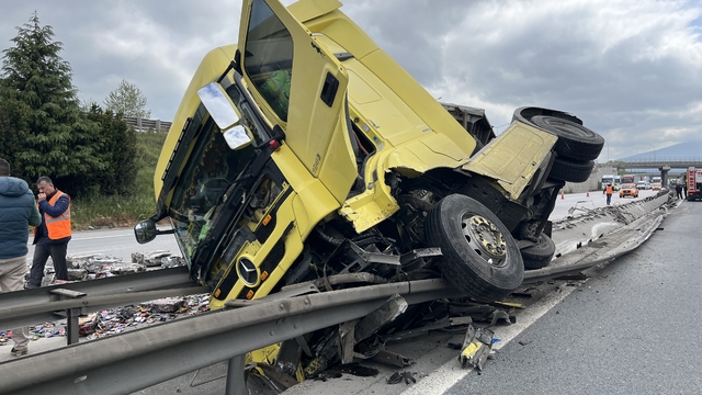 TEM Otoyolu'nda hurda yüklü TIR devrildi; 1 yaralı