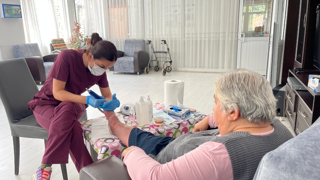 Isparta'da huzurevi sakinlerine ücretsiz el ve ayak bakımı hizmeti