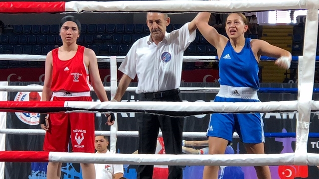 Kumlucalı genç boksör Fenerbahçe'ye transfer oldu