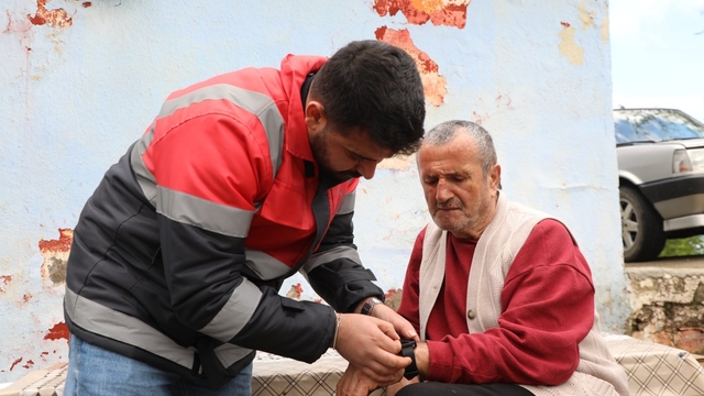 Ordu'da Alzheimer hastasına akıllı saat verildi