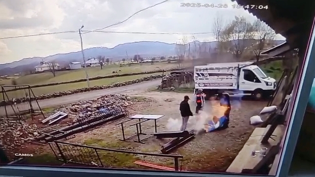 Bingöl'de kesilmeye çalışılan varilin patlaması güvenlik kamerasında