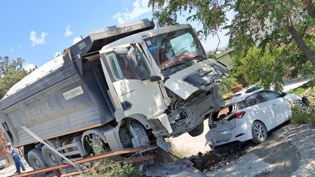Hatay'da freni arızalanan kamyon park halindeki otomobile çarptı
