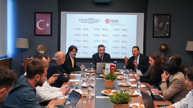 İzmir'de Türk giyim sektörünün sorunları ve çözüm önerileri konuşuldu