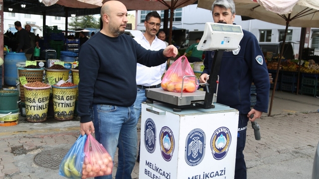 Melikgazi Belediyesi zabıta ekipleri, pazar yerlerinde denetim yaptı