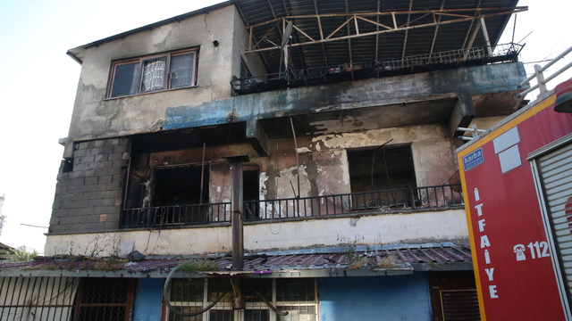 Hatay'da apartman dairesinde çıkan yangında 4 kişi dumandan etkilendi