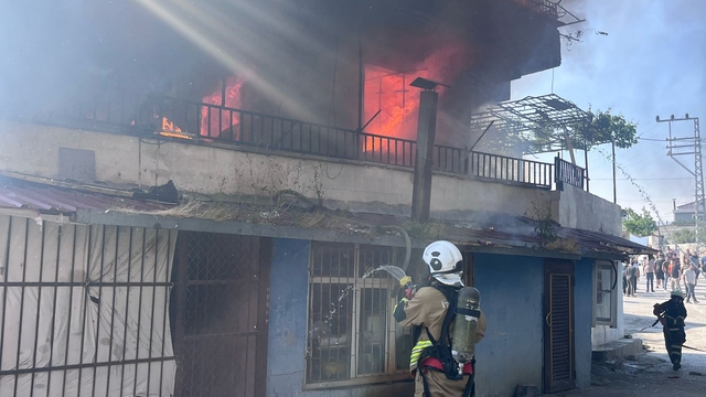Hatay'da 3 katlı bina yandı; 4 kişi dumandan etkilendi