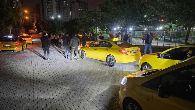 Taksi sürücüsü, uyardığı korsan taksi sürücüsü ve yakınları tarafından darbedildi