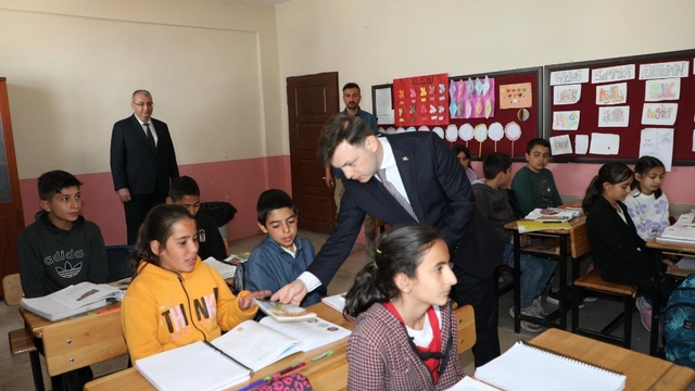 Başkale Kaymakamı Erdoğan, okulları ziyaret etti