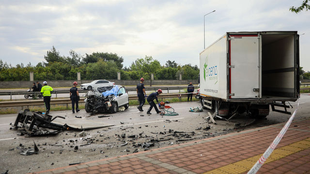 Kamyonete çarpan otomobilin sürücüsü öldü